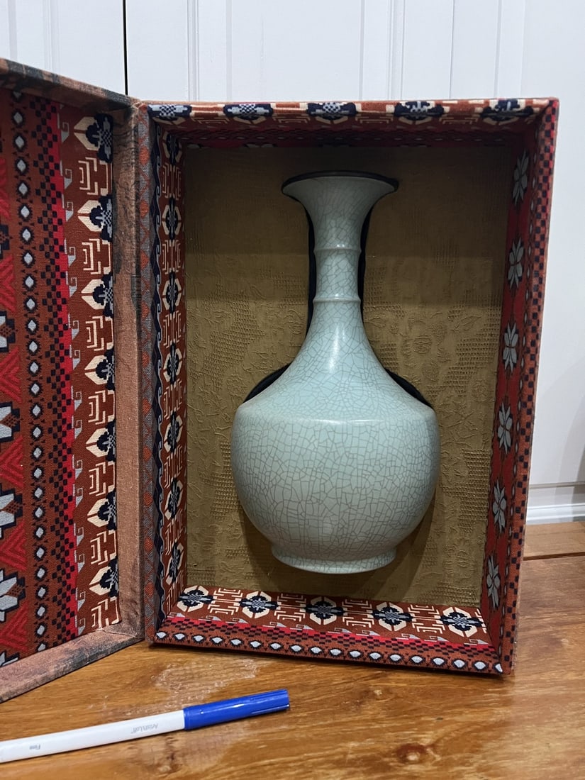 Chinese Celadon Crackle Glaze Long-Neck Bottle Vase in Song Guan Ware Style (1 of 5)