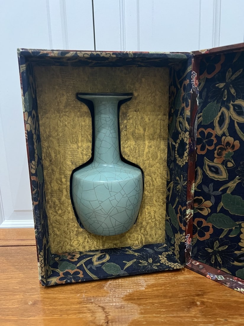 Fine Chinese Song Style Ru Ware Celadon Crackle Glaze Vase | Long Neck Bottle Vase: Chinese Ru ware style porcelain bottle vase, beautifully modeled with a rounded pear-shaped body rising to a long, elegant neck and flared mouth. Finished in a luminous sky-blue celadon glaze with dra