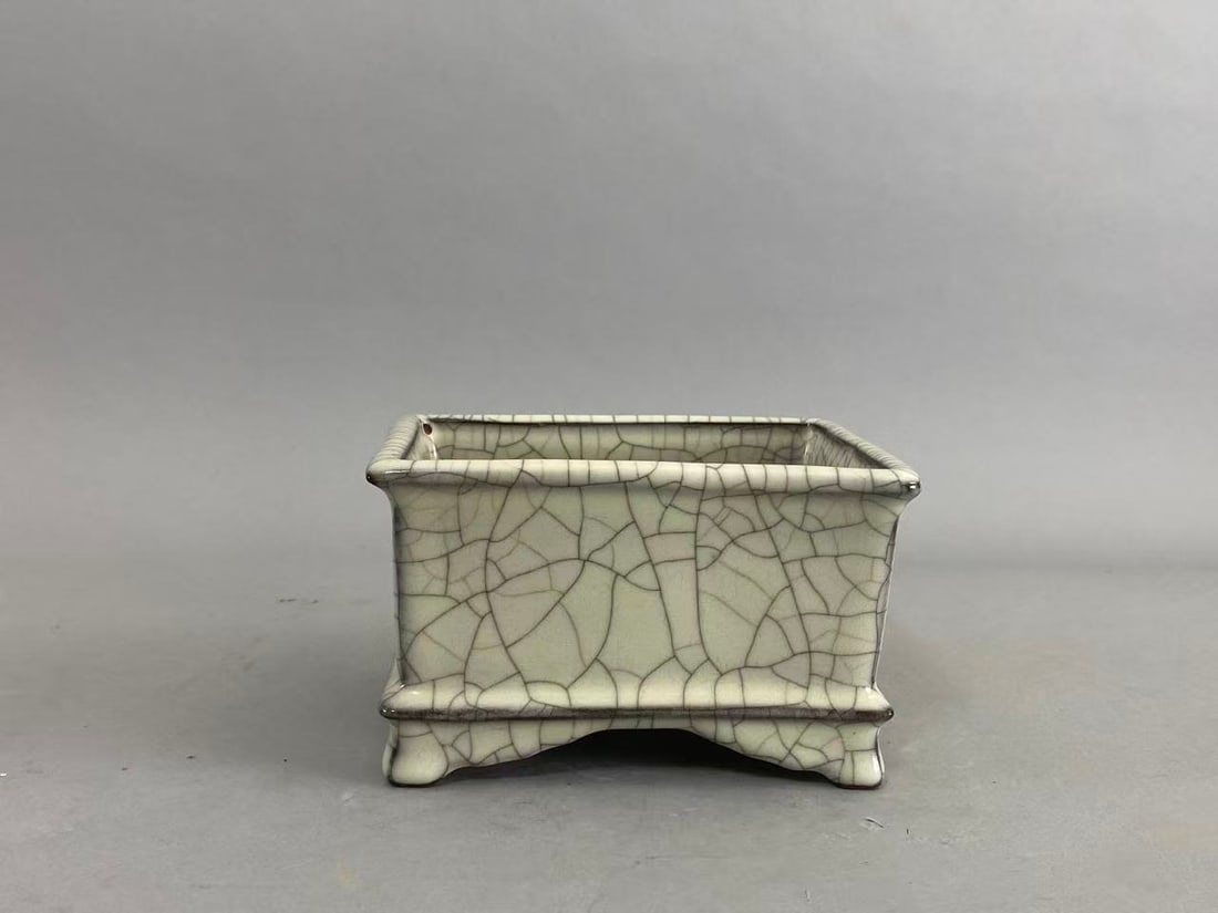 Chinese Asian porcelain: Photo was taken under natural light. Size please refer to the reference