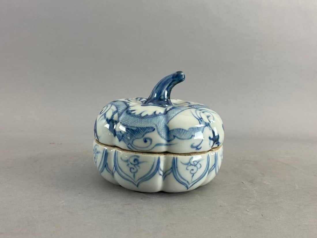 Chinese Asian porcelain: Photo was taken under natural light. Size please refer to the reference