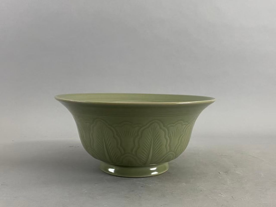 Chinese Asian porcelain: Photo was taken under natural light. Size please refer to the reference
