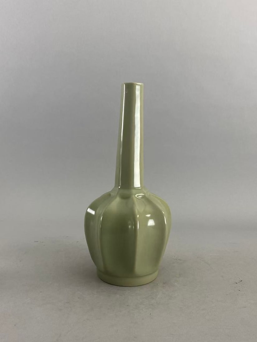 Chinese Asian porcelain: Photo was taken under natural light. Size please refer to the reference