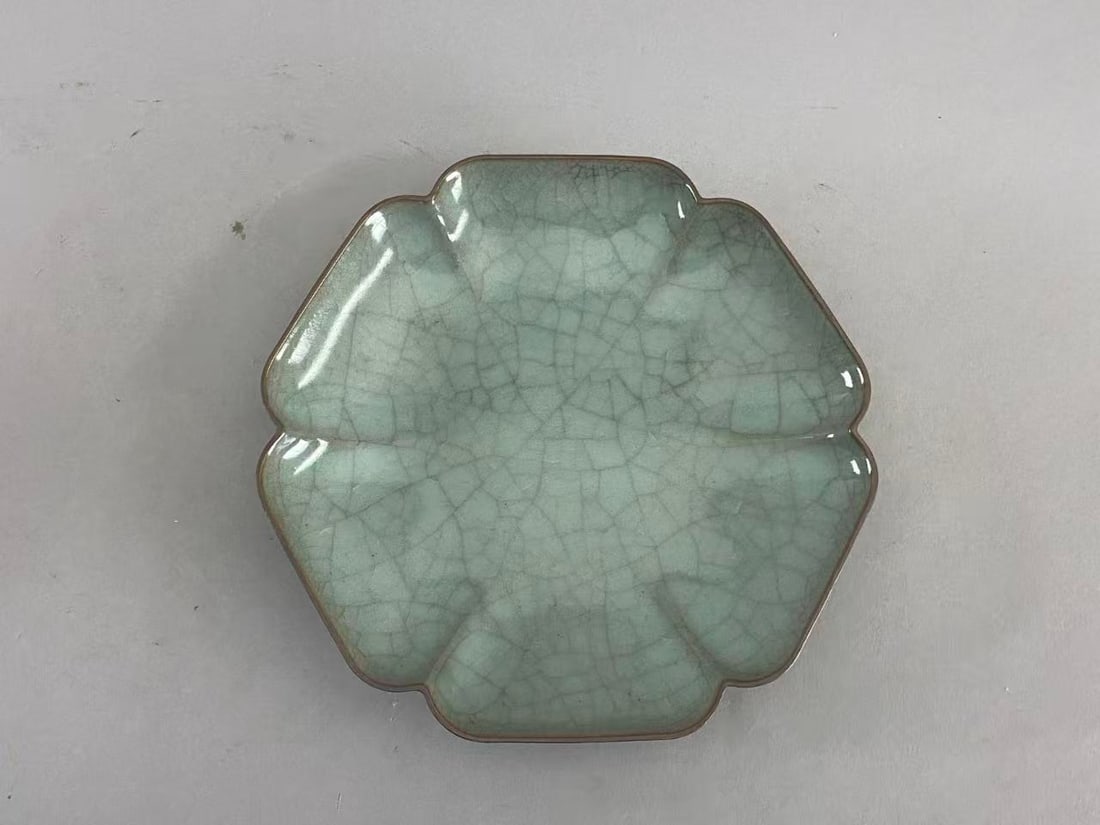 Chinese Asian porcelain: Photo was taken under natural light. Size please refer to the reference