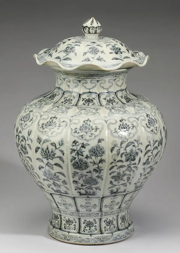 Large Chinese blue and white covered jar (1 of 3)