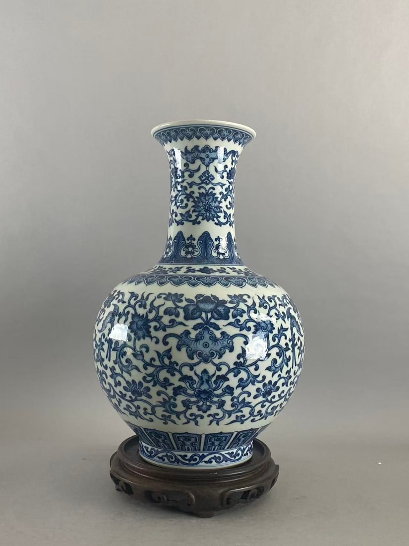 Chinese Asian porcelain: Photo was taken under natural light. Size please refer to the reference