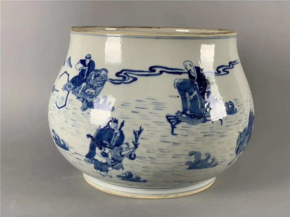 Chinese white and blue fine porcelain pot (1 of 5)