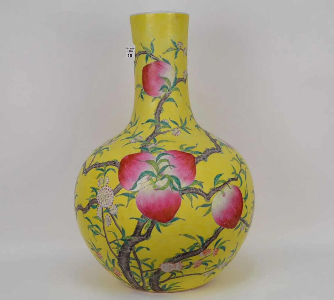 LARGE CHINESE FAMILLE ROSE PORCELAIN VASE. (1 of 6)