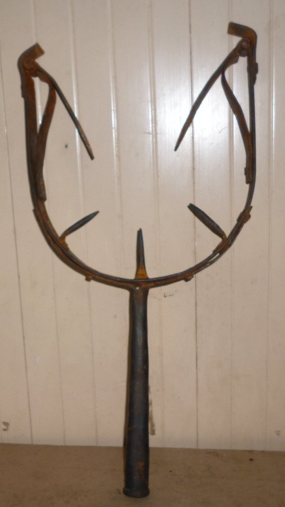 VINTAGE SLAVE CATCHER /  TRANS[ORT STEEL SPIKES INSIDE (1 of 11)