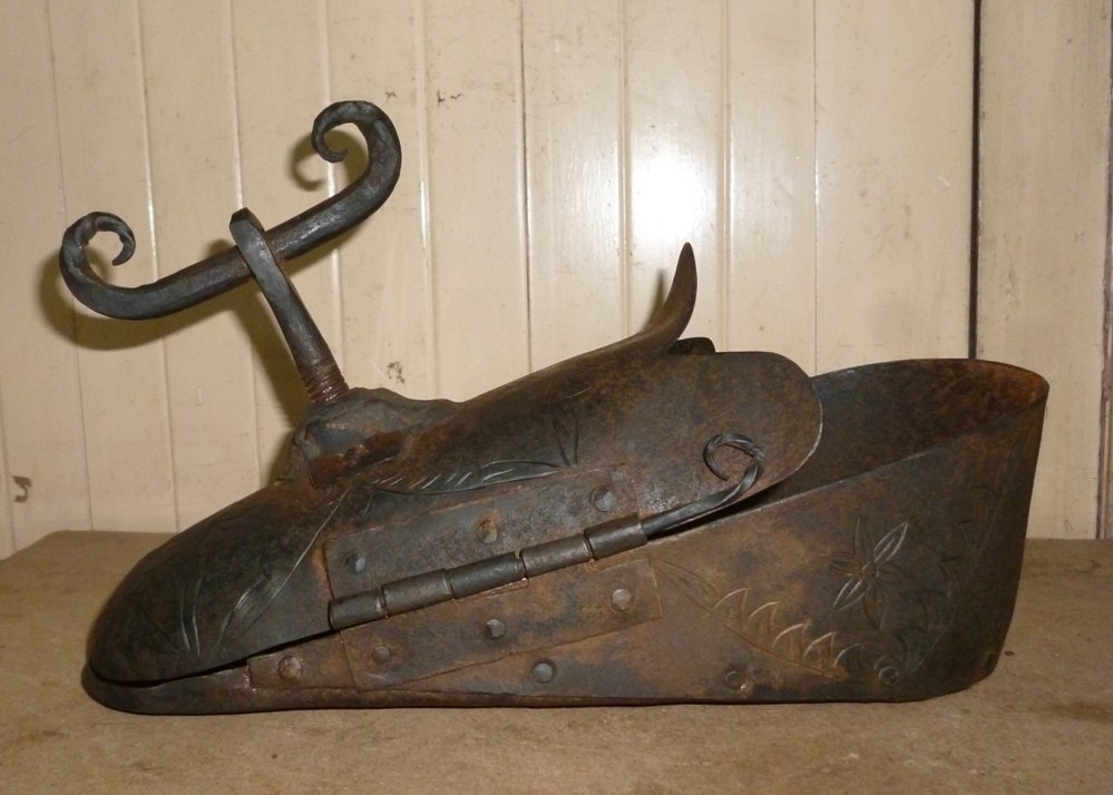 SLAVE ENEMY TORTURE SHOE FOOT CRUSH IRON HAND CARVED (1 of 13)