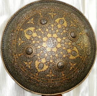 RARE UNUSUAL AMAZING MILITARY TURKISH WARRIOR SHIELD ARABIC CALLIGRAPHY FLWER MOTIF: RARE ORNATE WARRIOR SHIELD ARABIC INSCRIPTION FLOWER MOTIFS. Dated : Unknown Province : Turkish. Made : of hand forged steel , hand hammered and hand chiseled.Surface: The shield bears an elaborate