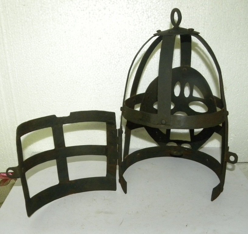 BRIDLE SCOLDS TORTURE HELMET FACE JAIL TONGUE PLATE STEEL: RARE BRIDLE SCOLDS TORTURE HELMET HAND MADE OF STEEL, FACE IN JAIL DESIGN. A PLATE GOES IN MOUTH AND REST ON TONGUE, WEIGHT OF HELMET REST ON TONGUE THEREFORE VERY PAINFUL TO WEAR THIS. SUCH WERE USED