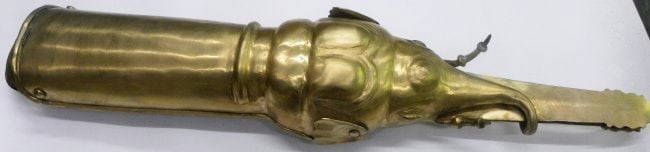 RARE PERSIAN GAUNTLET PATA SWORD ELEPHANT HEAD WITH LONG TURNK FIGURE: .Brass plated Gauntlet Pata sword Elephant head figures. Made : Made of hand forged steel, hand hammered brass plated. Reverse of Gauntlet has cotton cushion & iron belt to withhold. It measures 26 in