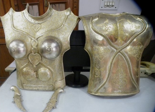 .ARMOR MUSEUM LEVEL FEMALE WARRIOR SILVER CHEST PLATES SNAKE & FEMALE WARRIOR FIGS 2 DAGGER: Province : Asian. Made: Hand forged steel, hand hammered and chiseled engraving. Set: Consist of 2 plates front & back. Back plate: Live size snake figures, engraved figures of female warrior on horse