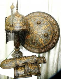 ARMOR PERISAN WARRIOR SET SHIELD HELMEYT ARM GUARD ARABIC INSCRIPTION: ARMOR MUSEUM LEVEL PERSIAN WARRIOR SHIELD, HELMT, ARM GUARDS PAIR ARABIC INSCRIPTION. .Province : Mughal/Islamic. Shape : Taper, convex form. Made: hand Forged steel hand hammered and hand chisel. Sur