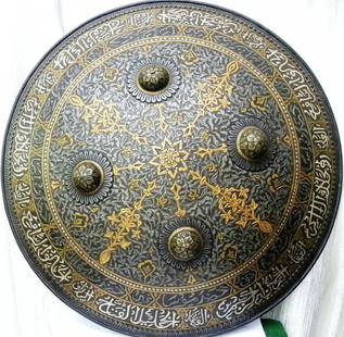 NCREDIBLE TURKISH MILITARY WARRIOR SHIELD ARABIC INSCRIPTION BOTTOM TWO LAIR OF ARABIC CALLIGRAPHY: INCREDIBLE TURKISH MILITARY WARRIOR SHIELD BOTTOM RIM TWO DIFFERENT ARABIC INSCRIPTION IN DIFFERENT COLOR ARABIC.Armor incredible military warrior shield large size . Hand engraved Arabic inscription
