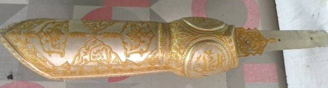 RARE MUSEUM LEVEL VINTAGE GAUNTLET PATA SWORD WARRIOR HAND GUARD ARABIC INSCRIPTION: A RARE ARMOR SET GAUNTLET PATA SWORD INTRICATE ARBIC INSCRIPTION & HAND CHISELED FLORAL DESIGN. Made: Made of hand forged steel, hand hammered &hand chiseled. The entire surface of this rare Gauntlet