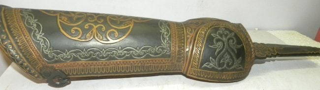 RARE MUSEUM LEVEL PERSIAN STYLE GAUNTLET PATA SWORD WARRIOR HAND GUARD SURFACE INCREDIBLE FLORAL: INCREDIBLE GUNTELET.Made: Made of hand forged steel, hand hammered &hand chiseled. The entire surface of this rare Gauntlet has an elaborate chiseled with floral and creeper fine design. . Reverse of