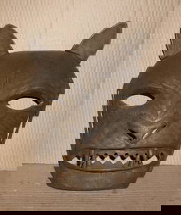 RARE WARRIOR STEEL LION MASK FRIGHTENED ENEMY ENGRAVED: RARE WARRIOR STEEL MASK OF LION DESIGN HAND MADE AND HAND ENGRAVING BY SOME MASTER ARTIST.THIS DESIGN WAS USED TO FRIGHTENED ENEMY.FITS WELL ON MAN FACE, BELTS ARE MISSING TO TIE.PATINA IS GOOD, HAS H