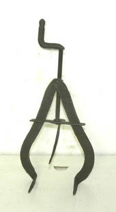 MEDIEVAL PEAR OF ANGUISH HAND MADE STEEL 3 BLADES: Rare pear hand carved hand made of steel.The pear instrument was inserted into the victim orifices: vagina of women, the anus for homosexuals and the mouth opens which must be very painful. This pear