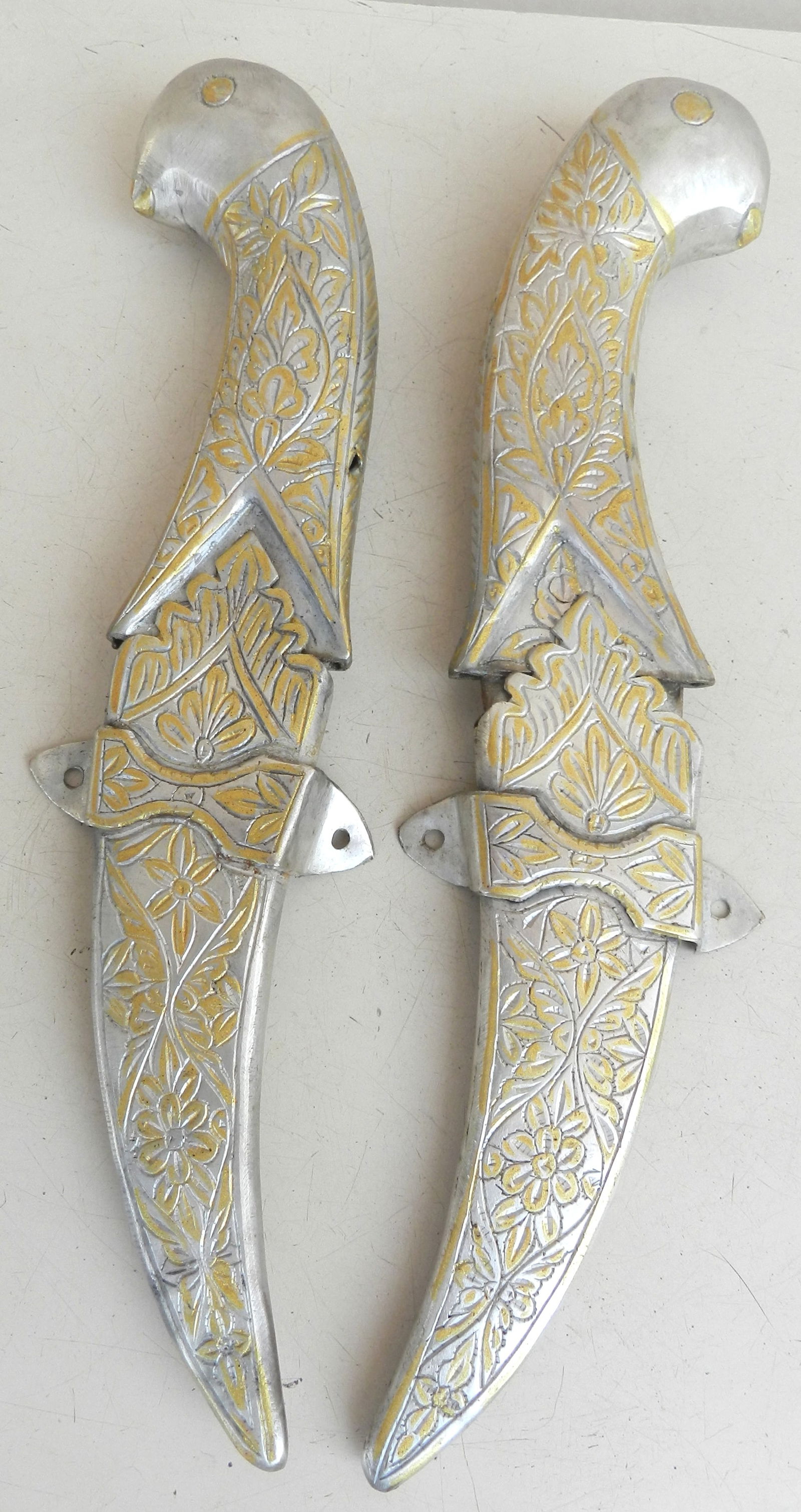 VINTAGE DAGGER & COVER PAIR SILVER PLATED PEACOCK HEAD SHAPE ENGRAVED FLOWER MOTIFS COVER REMOVOBLE: A gem of collection vintage dagger pair silver plated peacock head shape with cover.Entire surface of dagger pair is engraved with tendril and flower motifs. The coverIs removable, Many rich people us