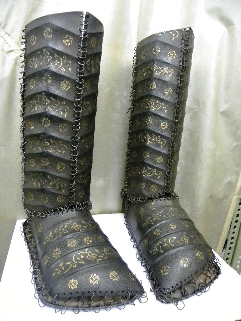 INCREDIBLE OLD IRON SHOES PAIR SURFACE ENGRAVED FLOWER MOTIFS FOLDING UP TO KNEE COLLECTOR CHOICE. (1 of 8)