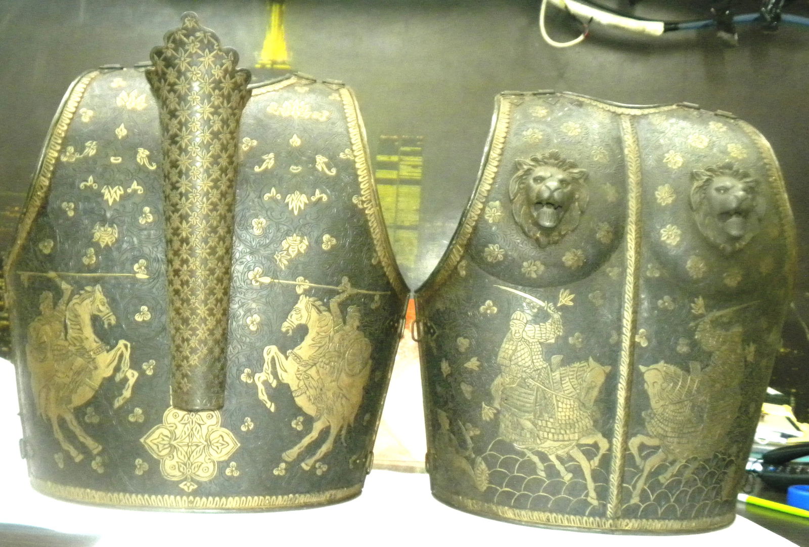 ROYAL ANTIQUE CHEST PLATE WITH GOLDINLAY ART WARRIOR ON HORSE FIGS QUIVER 2 LION BRASS EMBLEMS (1 of 10)