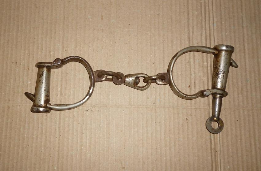 METAL HANDCUFFS IN WORKING CONDITION WITH KEY (1 of 6)