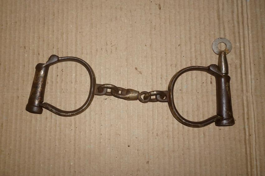 RARE METAL HANDCUFFS IN WORKING CONDITION WITH KEY (1 of 5)
