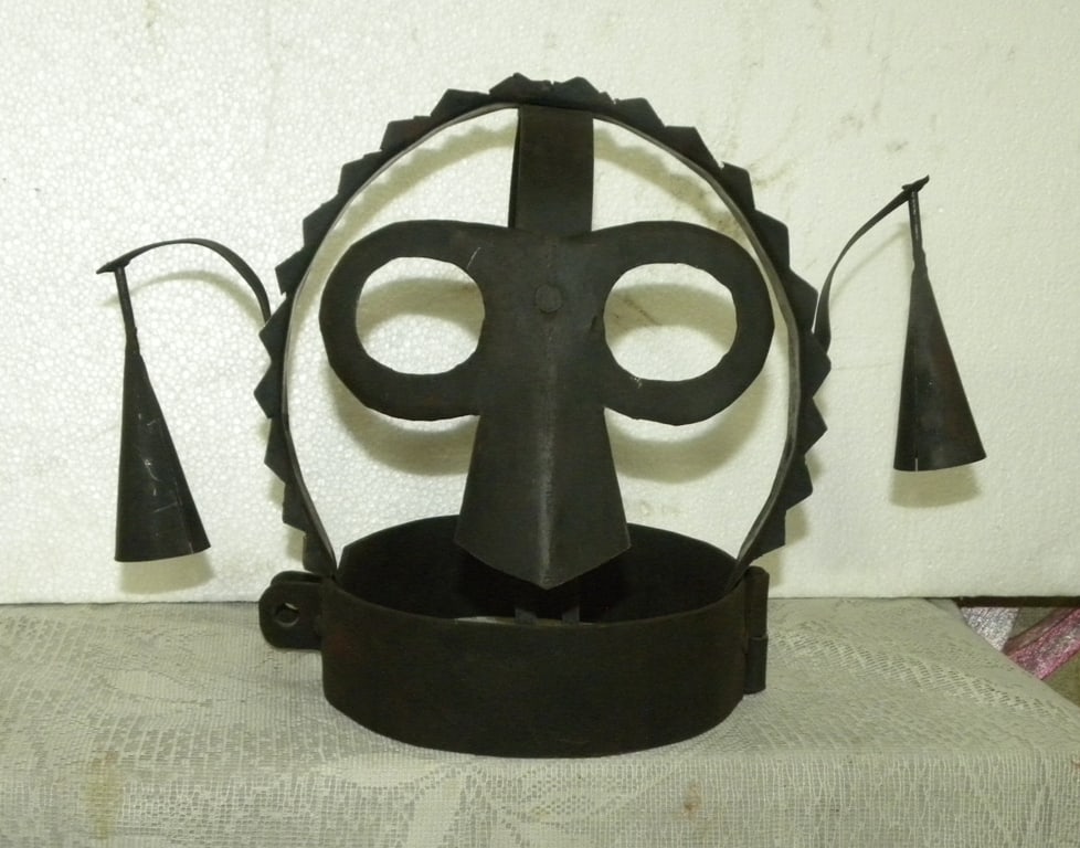 OLD IRON BRANK SCOLDS BRIDLE HUMILIATION TORTURE BELLS ON SIDE: Shame Torture device with 2 bells on sidesSuch iron device were used in older century to punish person who does anything wrong in society. It was made wear to person who do bad / wrong in society and