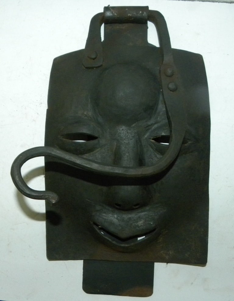 STEEL DOOR BELL HAND FORGED SWEET NOISE DETAILED WORK: Door bell hand forged with man face made of steel.There is handle by lifting and bang on back plate makes loud noise so people in house can listen and open door.In older times such bells were used sin