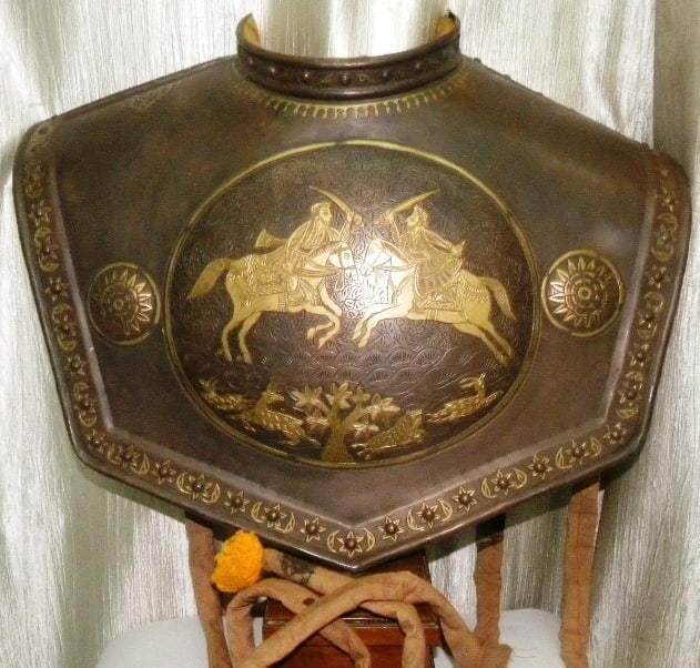 AUTHENTIC OLD STOCK ANCIENT CHEST PLATE WARIOF DECCAN CHEST PLATE KINGS ON HORSE SEMI CIRCULAR NOTCH: A rare piece of collection Deccan CHEST PLATE. Hand engraved 2 horse figures with 2 kings riding on horse fighting with tradition dress and with sword. The bottom has hand engraved wild animal figures