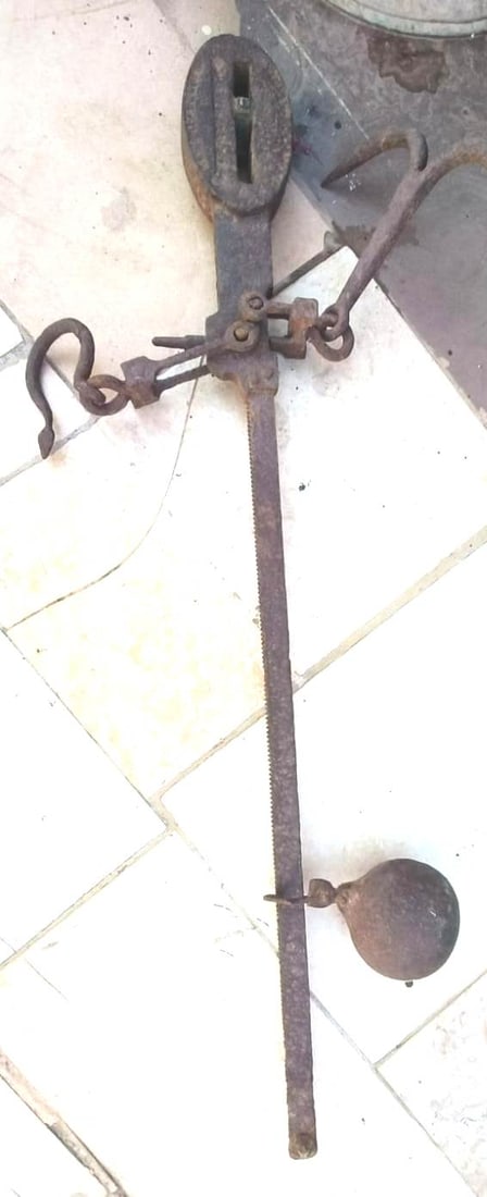 ANTIQUE EARLY 1900s ( approximately 130 to 140yers old ) IRON STEELYARD WEIGHING SCALE ( HANGING BA (1 of 11)
