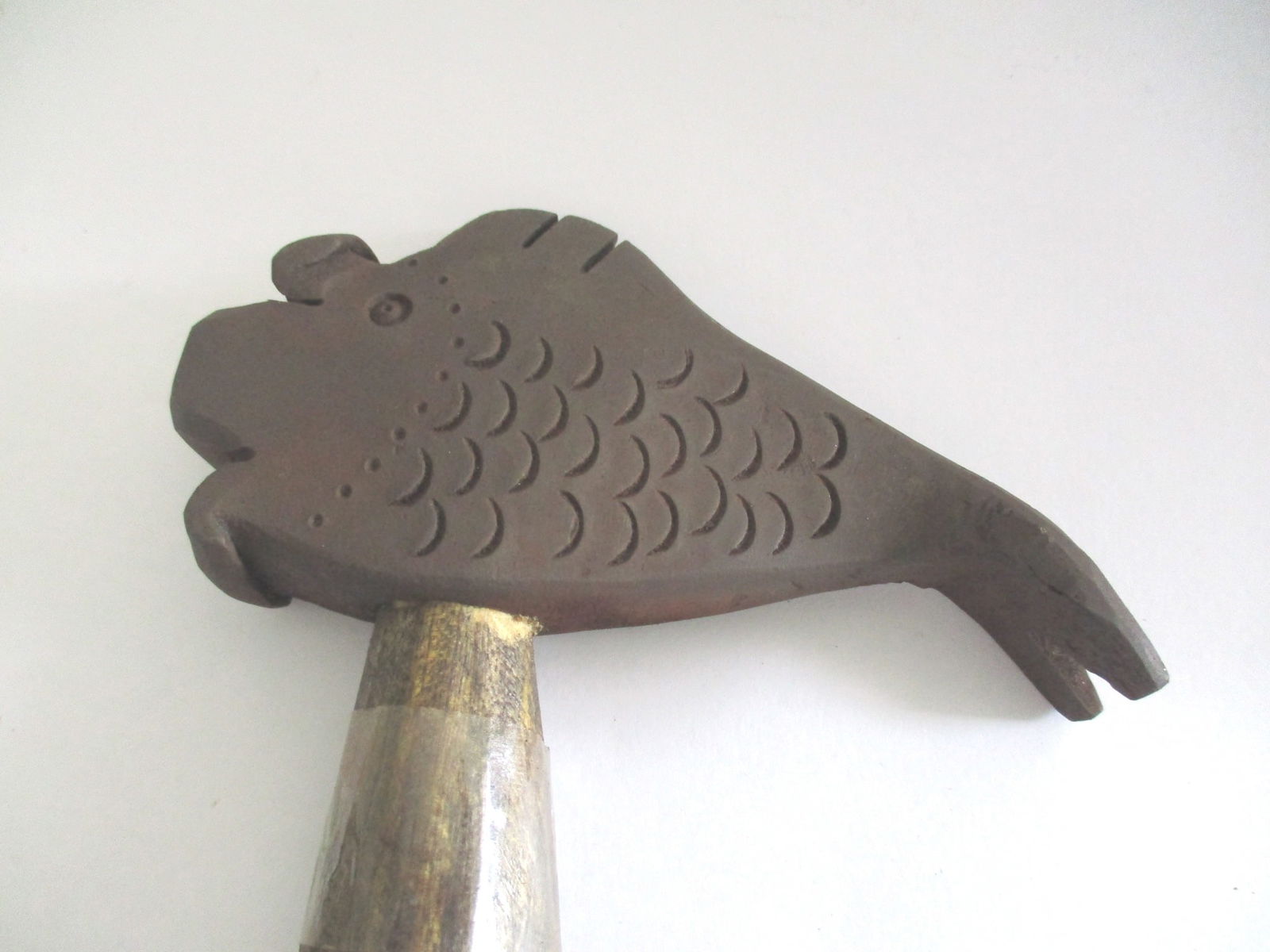 ANTIQUE OLD CLAW HAMMER TOOL FISH SHAPE UNUSUAL RARE: ANTIQUE OLD CLAW HAMMER TOOL FISH SHAPE UNUSUAL RARE .The size is : 12.80 x 4.55 x 1.00 inch .Ref: 1622 / 3226 .