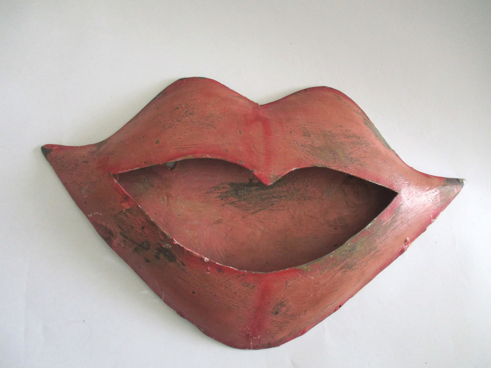 ADVERTISEMENT TRADE SIGN LIPS WALL HANGING / DECOR: ADVERTISEMENT TRADE SIGN LIPS WALL HANGING / DECOR .The sign measures approximately 7.30 x 12.00 x 1.00 inch . Ref : 1631 / 19326 .