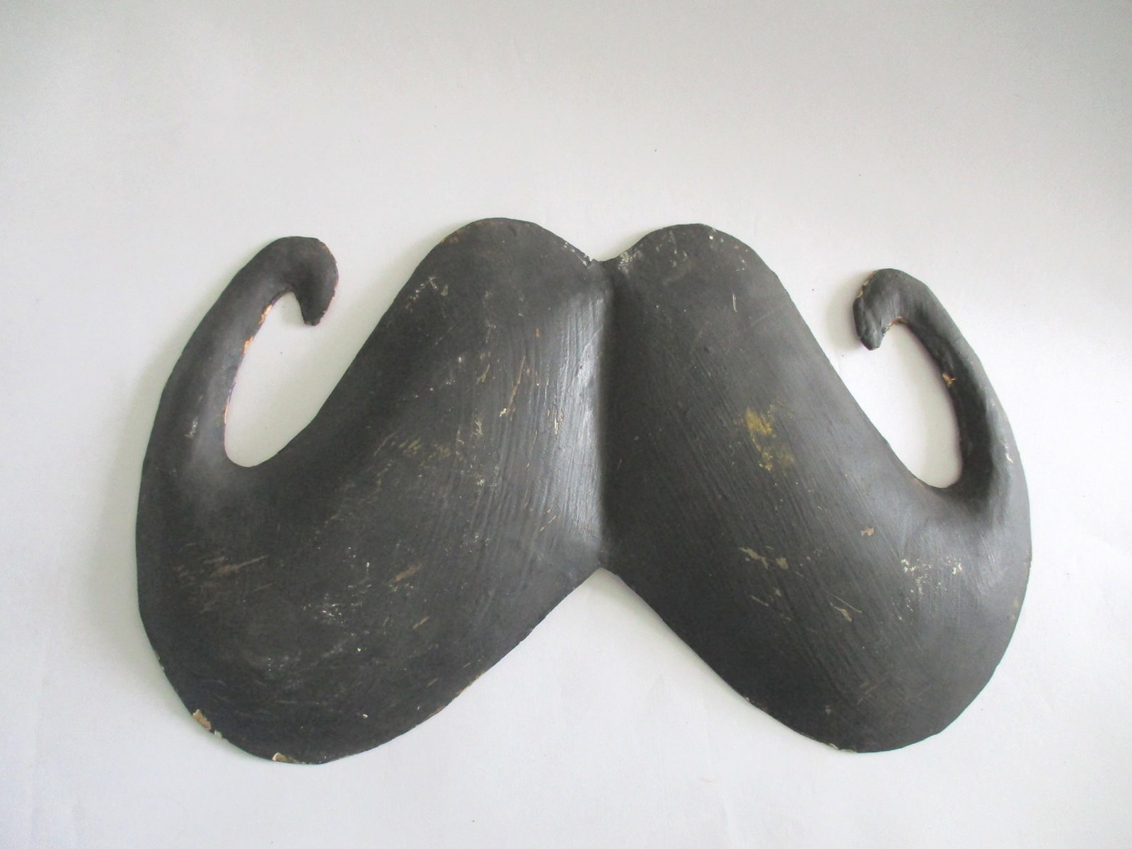 ADVERTISEMENT TRADE SIGN TIN IRON MOUSTACHE / MUSTACHE .: ADVERTISEMENT TRADE SIGN TIN IRON MOUSTACHE / MUSTACHE .6.50 X 10.75 X 1.00 .Ref : LARACK