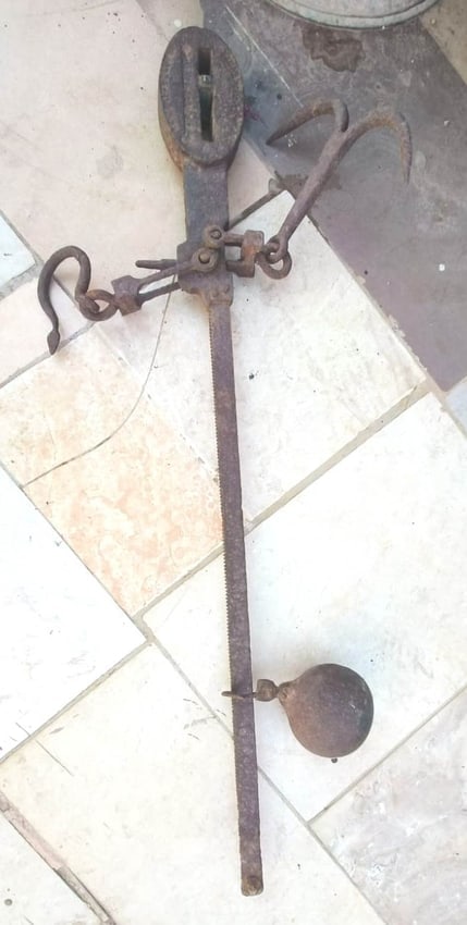 ANTIQUE EARLY 1900s ( approximately 130 to 140yers old ) IRON STEELYARD WEIGHING SCALE ( HANGING BAR (1 of 13)