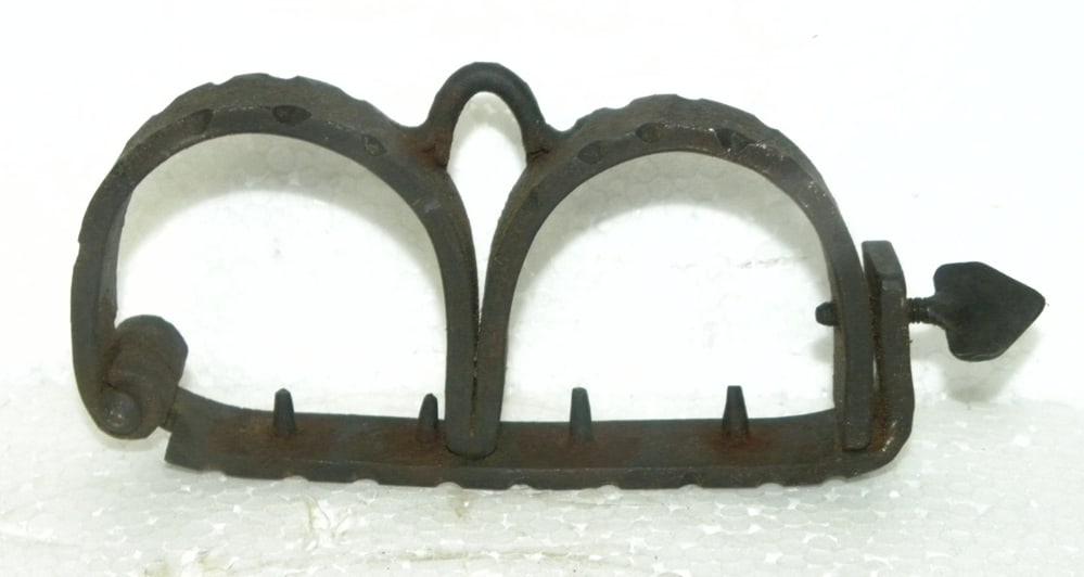 RARE HAND CUFFS WITH SPIKES INSIDE HAND FORGED: Rare hand cuffs with spikes inside so if prisoner try to run then inner spikes will hurt him.There is a key at side to lock cuff.There is also a hook where rope or chain can be tied.Opens from one sid