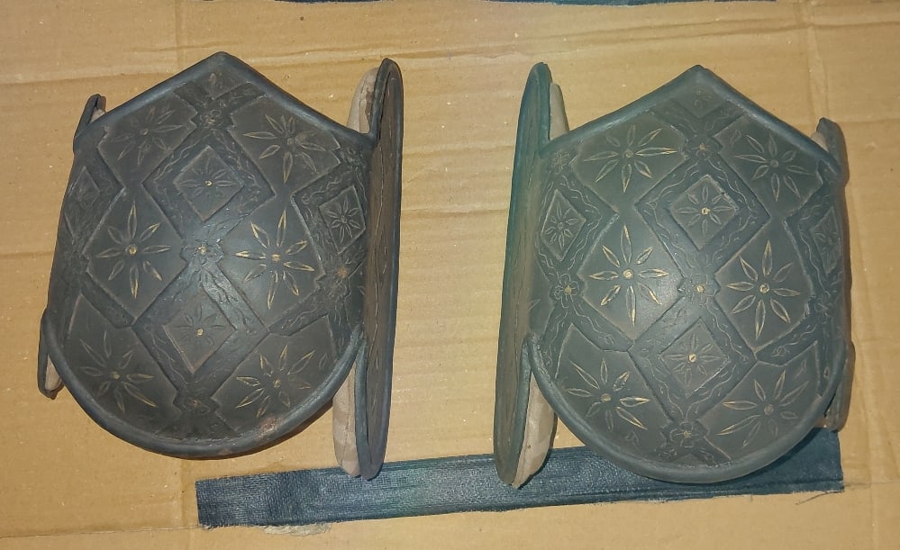 INCREDIBLE MUGHAL WARRIOR KNEE GUARD HAND MADE CHISSELED: Item: Mughal warrior knee guard set. Material: Steel. Age: Unknown. Made: Hand made and beautifully hand chiseled by some master artist. Design: Knee guard set has floral design and padding inside. (s