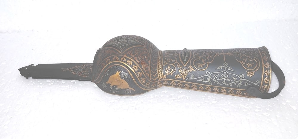 GAUNTLET PATA 2 SIDES RABBIT FIGS SWORD WARRIOR HAND GUARD SURFACE FLORAL: Armor incredible GAUNTLET Made: Made of hand forged steel, hand hammered &hand chiseled. The entire surface of this rare Gauntlet has an elaborate chiseled with floral and creeper fine design. On both