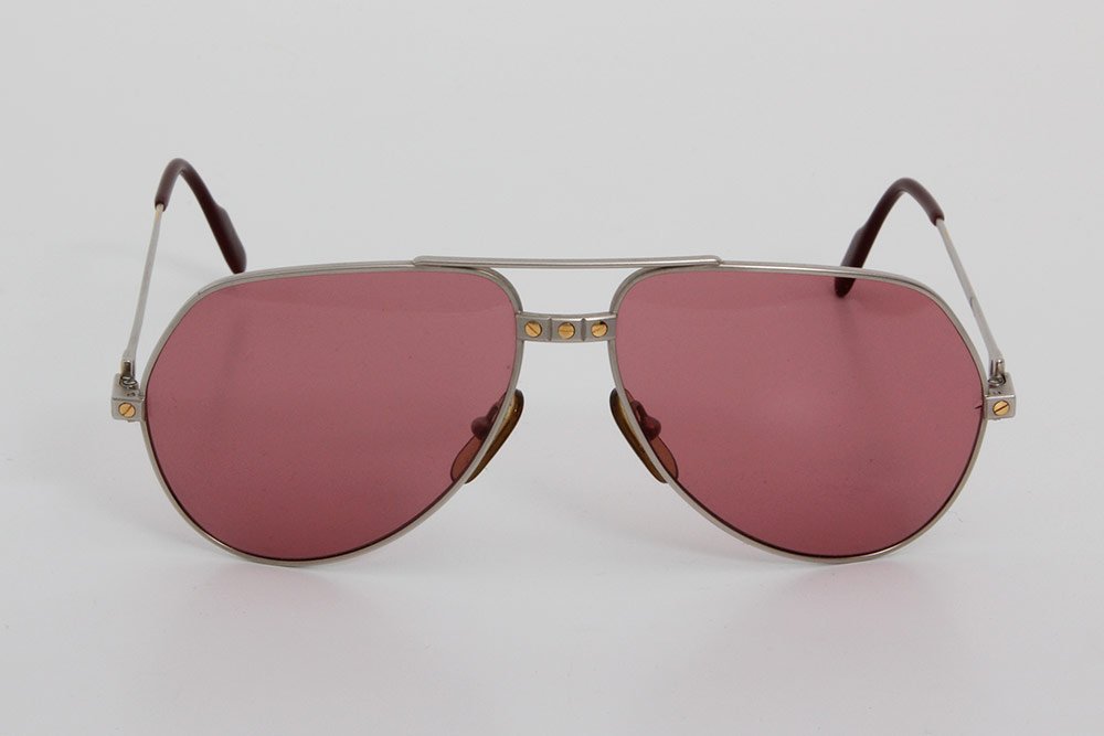 CARTIER exklusive Sonnenbrille "SANTOS". TOP ERHALT!!: Pilotenform mit mattiertem Edelstahlrahmen, doppelter Nasensteg mit bi-colorfarbenen Schraubendetails, goldfarbene C-Logo Design seitlich an BÃ¼geln. RotgetÃ¶nte GlÃ¤ser. Lederetui anbei.