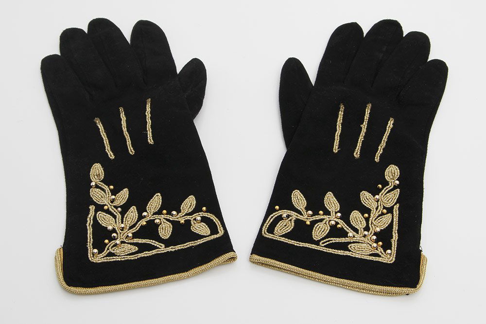 ESCADA entzÃ¼ckende VINTAGE- Lederhandschuhe, Gr. S;: schwarzes Veloursleder mit Goldborten- und Perlenstickerei, florales Motiv, leichte Tragespuren.