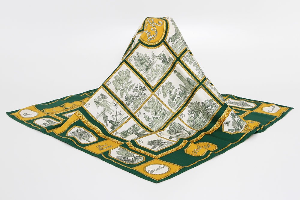 ETRO "LOTTO REALE" reizendes Seiden-CarrÃ©.: Print im Barockstil, 36 Mittelfelder mit diversen Szenen, grau auf naturweiÃŸem Rand. FlaschengrÃ¼ner Rand, goldfarb. OrnamentenbordÃ¼ren. Seidentwill, handrolliert. Ca. 86x87 cm.