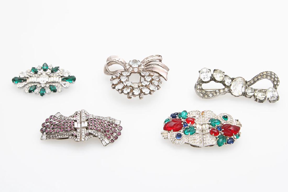 Modeschmuck-Set: 5 Broschen u. a. Eisenberg u. Trifari.: Besetzt mit verschiedenen Strasssteinen. Gebrauchsspuren.