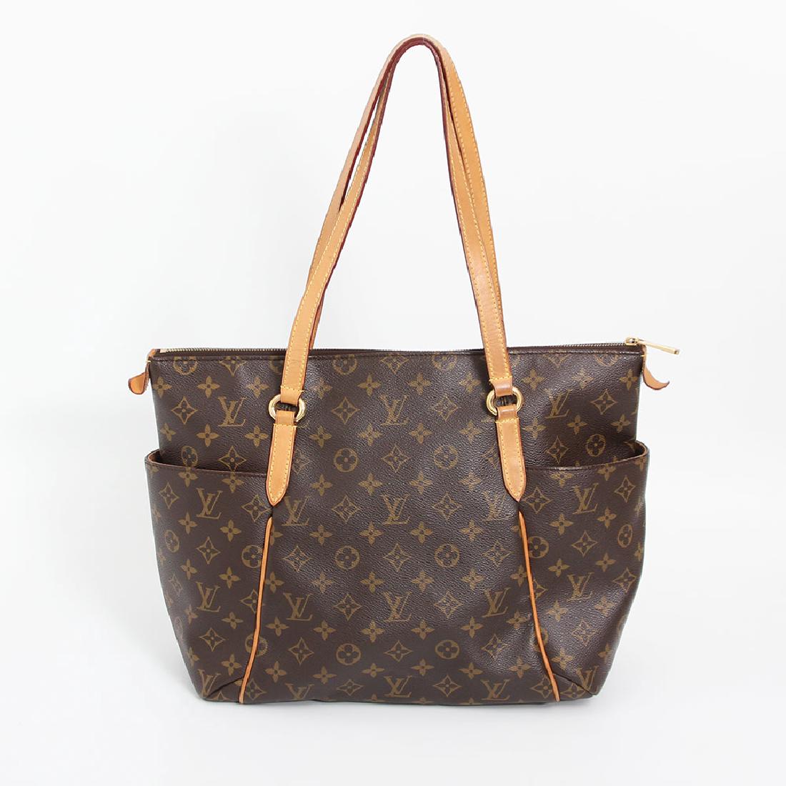 LOUIS VUITTON "Totally MM". (1 of 3)