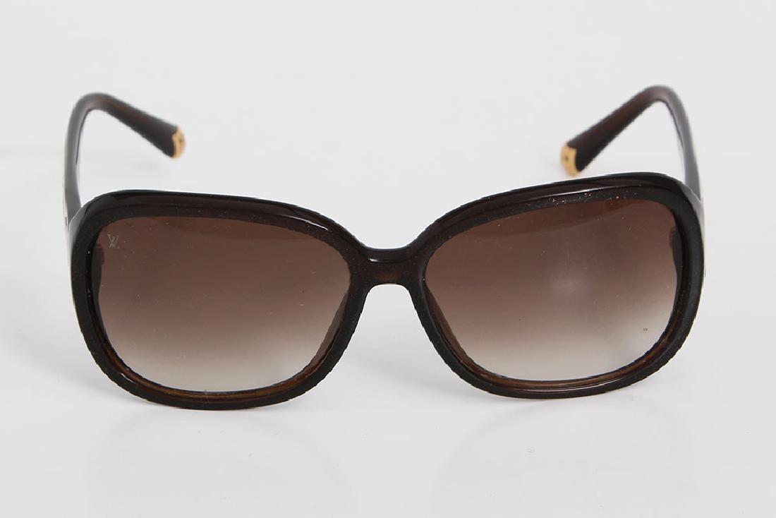 LOUIS VUITTON "Z0459W": BEGEHRTE SONNENBRILLE!! Kunsstofffassung braun, semitransparent, goldfarb. Flitter. SeitenbÃ¼gel mit goldfarb. applizierten LV-Monogram-Symbolen. GlÃ¤sertÃ¶nung im Farbverlauf. Leichte Gebrauchs