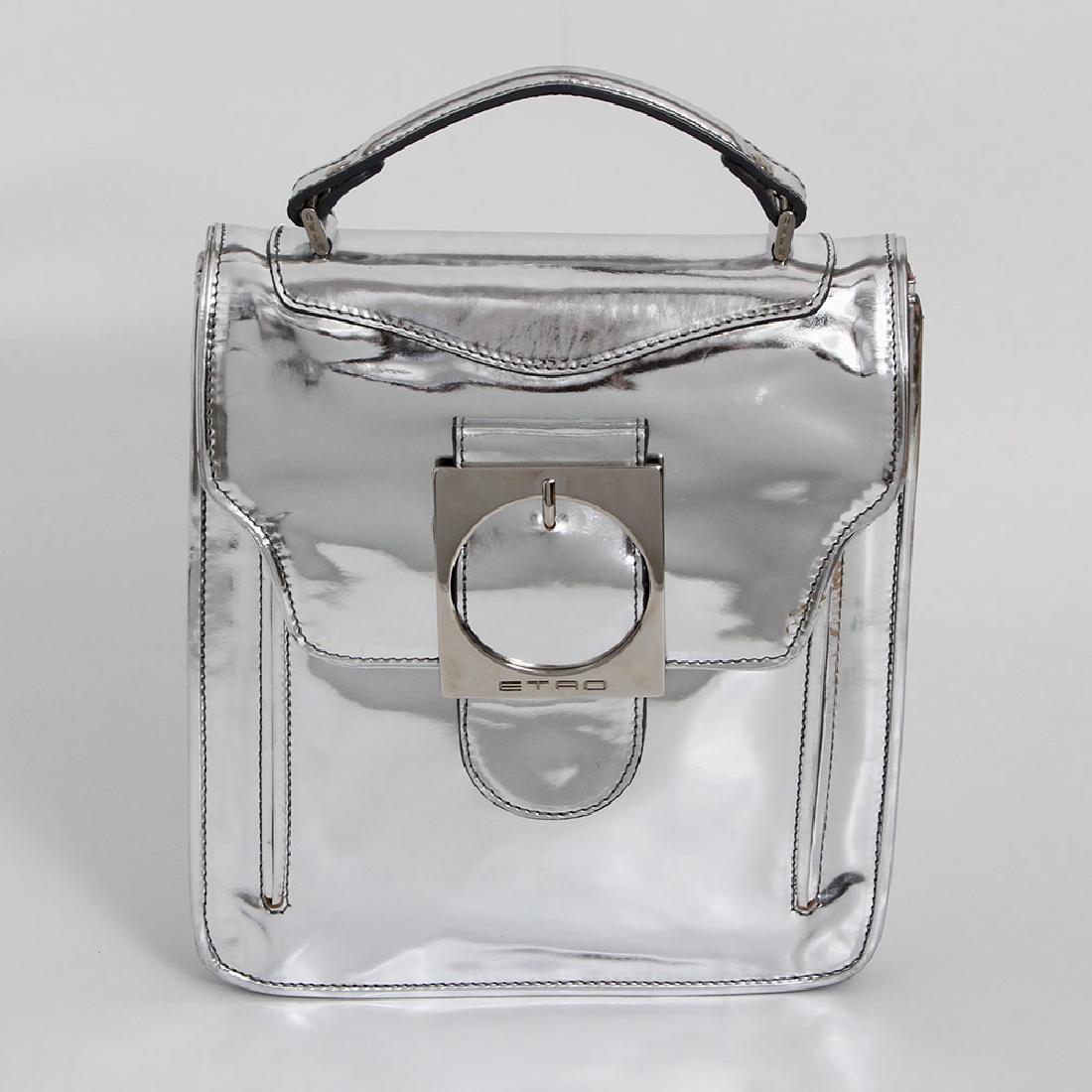 ETRO modische Henkel-/UmhÃ¤ngetasche.: Glattleder, schlichte, quadratische Form mit Ãœberschlagklappe, Schnallendeko und DruckknopfschlieÃŸe, ein kurzer HÃ¤nkel mit seperatem UmhÃ¤ngegurt, drei InnenfÃ¤cher mit lilafarbenen Texti