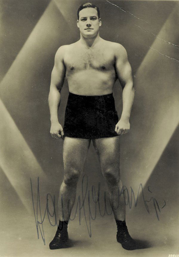 Weightlifting Champion autograph. Germany: (1883-1960) Originalsignatur auf S/W-Fotopostkarte von Hans Schwarz. Verstorbener Weltmeister im Gewichtheben 1909, 1910, 1912, 1913 und 1927.