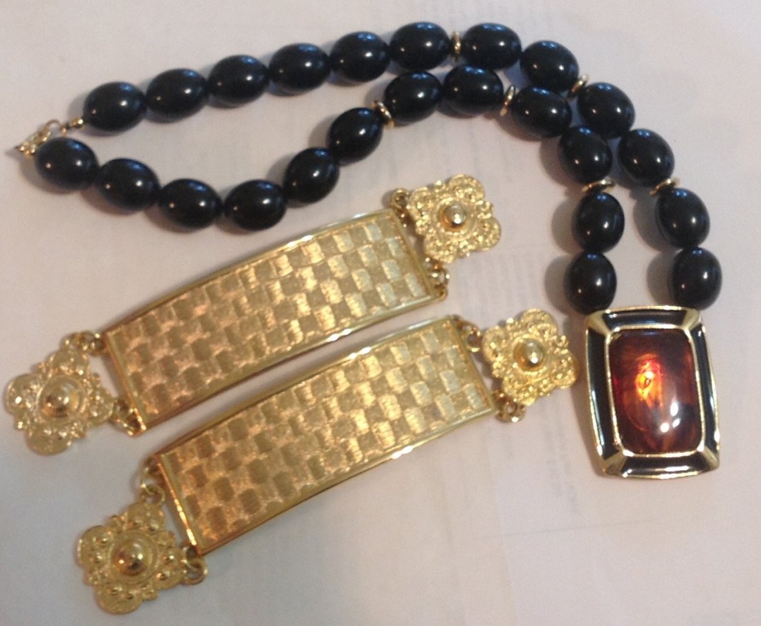 Estate vintage assorted & trifari jewelry (T) (1 of 3)