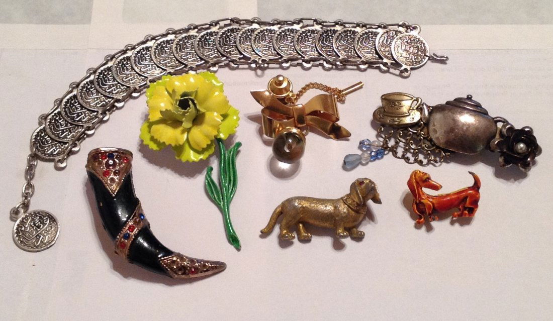 Estate vintage assorted jewelry. (T) (1 of 3)