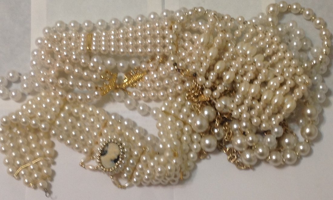 estate lot of quality faux pearl fashion jewelry: , estate item. Some necklaces, chokers, bracelets